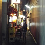 おんどり - オモテの道から路地に入ったところデス。