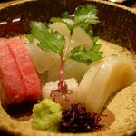 日本料理 とくを - [向付け]天然平目と縁側・本まぐろ中とろ・たいらぎ・あしらい一式（アップ）