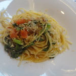 アマルフィイ - しらすとプチトマトのスパゲッティーニ　香草パン粉とボッタルガをかけて・・・