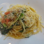 アマルフィイ - しらすとプチトマトのスパゲッティーニ　香草パン粉とボッタルガをかけて・・・