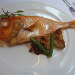 アマルフィイ - アマルフィイ名物　一本魚のオーブン焼き　香草風味