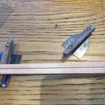 大坂鉄板焼 銀座 鉄十 - 箸置き、もんじゃ焼きのこて