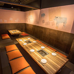 新宿ますお - 座敷のこのお部屋は、生後間もないお子様もお連れ頂いてもいいように掘りごたつ式ではないフラットタイプ。お子様様の椅子もありますので、スタッフにお申し付けください。