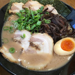 博多ラーメン まるかく - 豚骨チャーシュー まる キクラゲトッピング