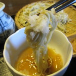 かやの木 - 「辛味大根と花かつお」を投入し､絡めた汁に潜らせて・・。