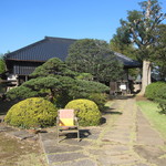 広い敷地に古民家