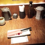 Kimukatsu - 卓上の調味料たち、左からポン酢、塩、キャベツ用和風ドレ、ソース
