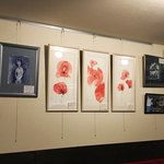 オルフィック バー - 店内ではブルガリア人画家の展示販売もしております。