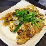 Lau Pa Sat Festival Market - おつまみにオイスターオムレツ同じく400円　
            パクチー旨し
