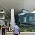 Lau Pa Sat Festival Market - 蓮の形のミュージアムの下には蓮の池