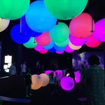 Lau Pa Sat Festival Market - タッチするたび色を変えるバルーンたち