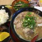 うま屋ラーメン - 特製ラーメンとご飯のセット
            580円（安い！