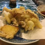 河太郎 中洲本店 - イカの活け造りを食べたあと、下足や頭などを天ぷらにしてくれます。芋の天ぷらまでサービスしてくれました。