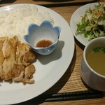 Taishuu Baru Torittoria - 鶏モモローストプレート。