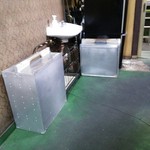 珍来 - 店にある「おかもち」