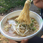 くまごり直売所 - ベンチで麺リフト