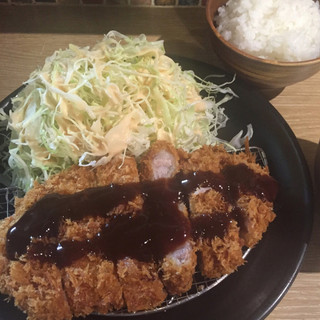 サカヰ精肉店 - 定番の厚切りロースカツ定食は700円也