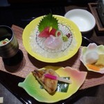 Kisoji - 主人は「妻籠（つまご）：2160円：税込」を。
                      盛込み、一人鍋、茶碗蒸し、揚物、御飯、汁物、香の物、デザート（4種）など。