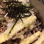 おらが蕎麦 - つゆの上にそば、そばの上に天ぷら、その上にのりと胡麻、ネギ、大根おろしが乗ってます