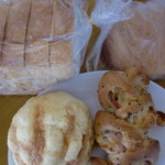 ビーファクトリー - 北海道食パン メロンパン
      ベーコンとチーズのエピ
      2016.11