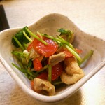 ゆたか - 鶏肉とセリの和え物　ニンニク生スライス入り　エスニックな感じ