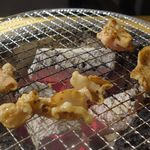 仙台牛焼肉　と文字 - 気仙沼ホルモンは甘辛いタレがかかったコリコリ食感のホルモンで、そのまま食べても美味しいのですが、付け合せのキャベツと一緒に食べると、ソースのスパイシー感が妙にマッチします。