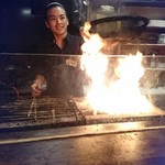 ぢどりや - もも炭焼き調理中(σ≧▽≦)σ