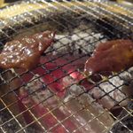 仙台牛焼肉　と文字 - タレで表面が鏡面加工されたかのように美しいレバーを焼いていきます。