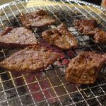 仙台牛焼肉　と文字 - レバーをしっかりと焼いた後に食べてみると、新鮮な事もあって想像以上にぷりっぷりでウマぃ！　仙台のお肉のウマさをしっかりと堪能してお店を後にしました。