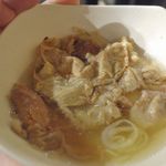 仙台牛焼肉　と文字 - 塩煮込みの中には熱々ウッマウマな出汁に加えて、お肉や柔らかく煮込まれたホルモンなどがたっぷり！　こちらはボリューム感もあってかなりオススメです。