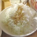 仙台牛焼肉　と文字 - 付け合せにソースを掛けたキャベツも添えられていました。