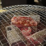 仙台牛焼肉　と文字 - まずは真ん中にお肉をおいてさっと焼いていきます。