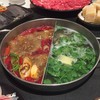 Beidouweng Hotpot Cuisine - 料理写真:鍋底（スープ）は鶏湯と麻辣湯