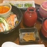 お箸処 北諸 志比田本店 - 鮭とイクラの親子丼セット税別1800円。