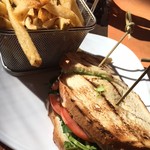 Tropics Bar & Grill - 全体図