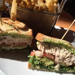 Tropics Bar & Grill - はみ出すお魚