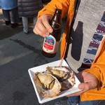 Torii - 焼き牡蠣2個（400円） 宮島ビール（600円） 友人に撮影を頼む。