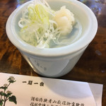 うずら家 - つゆとわさびはすぐに来るので、わさびを擦りながらそばを待ちます。