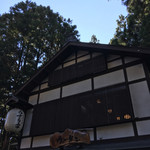 うずら家 - お店の外観です。お店の前には人だかりです。