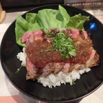 やるき屋 - 特選黒毛和牛のステーキ丼 1,280円