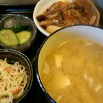 恋絆 - 定食の小鉢二品と味噌汁