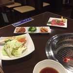炭火焼肉 牛○亭 - 特上セットのキムチと塩タン
