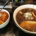 ゼロ ワン - 旨辛ピリジャン飯セットの醤油。しっかりとした味とチャーシュー。