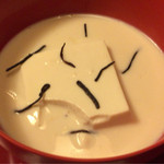 東京 芝 とうふ屋うかい - 豆水とうふに昆布を入れる