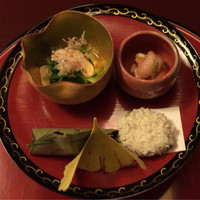 東京 芝 とうふ屋うかい - 柿の葉すし、甘えび真砂和え、帆立の壬生菜浸し