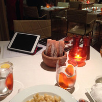 Benoit Alain Ducasse - 白ワイン、前菜に合わせてソムリエさんに選んで頂きました。
                  右が950円くらい？
                  左が1300円くらいのやつだったと思います。
                  