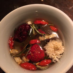 黒猫夜 - 締めのお茶。甘くてほっとする。