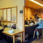 店内（テーブル席とカウンター）