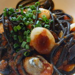 グラスコート - ペスカトーレ（イカ墨のパスタで）