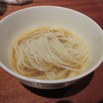 Kukkin - うどんと言うよりパスタと言った感じの絶品のうどん、良い香りが食欲をそそってお替りしちゃいました。
                        